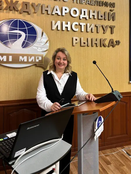 Портрет Натальи у трибуны в Международном институте рынка