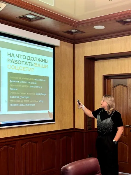 Наталья с кликером у экрана «На что должны работать ваши соцсети?»
